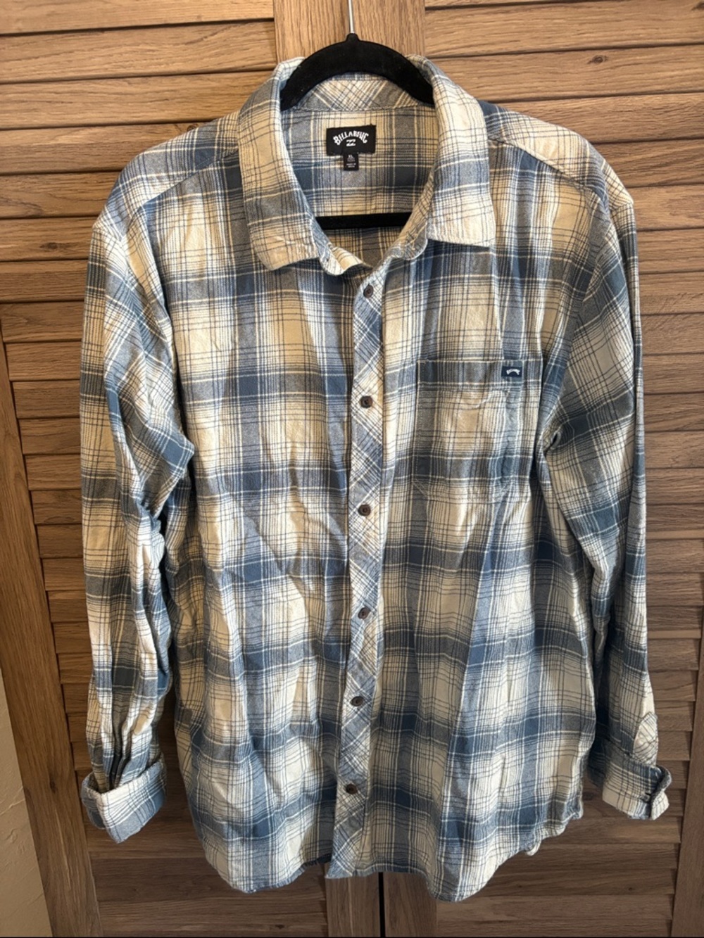 Billabong Menβs Blue and Cream Plaid Long-Sleeve Button-Down Flannel